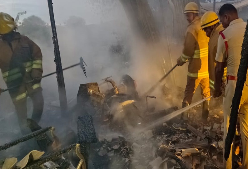 தனியார் பேருந்தும் திருடன் மோட்டார் சைக்கிளும் தீப்பற்றி கோர விபத்து!.. அதிர்ச்சியில் பேருந்து பயணிகள்!… 