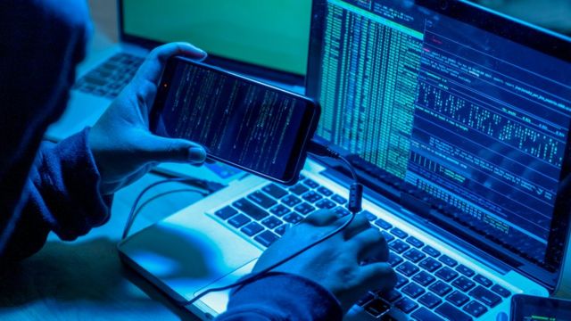 சேலம் மாவட்டத்தில் ஆசிரியருக்கு நேர்ந்த கொடுமை! குறுஞ்செய்தி மூலம் நூதன திருட்டு!