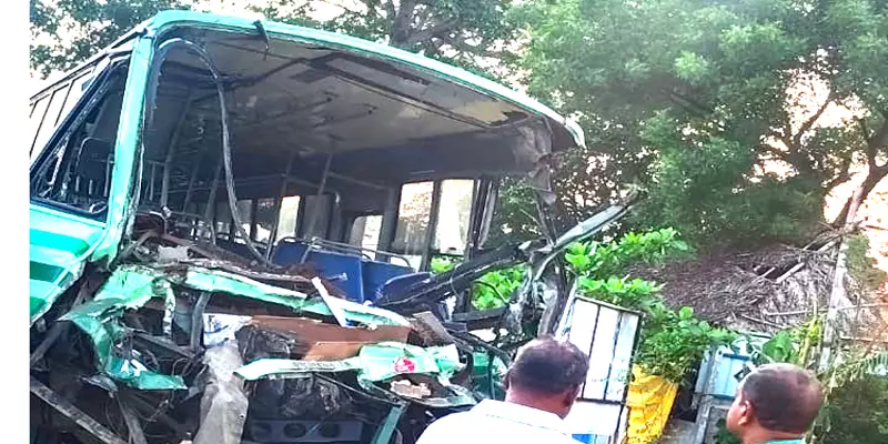 லாரியின் மீது அரசு  பேருந்து மோதி கோர விபத்து! அப்பகுதியில் பெரும் பரபரப்பு!  