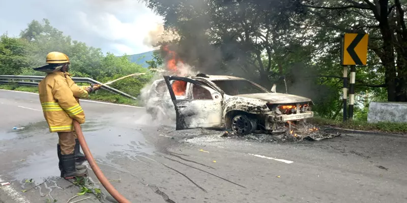 இயற்கையின் சூழ்ச்சியா? கொட்டும் மழையிலும் தீப்பிடித்து எறிந்த கார்!. அதிர்ச்சியில் கார் ஓட்டுநர்?..