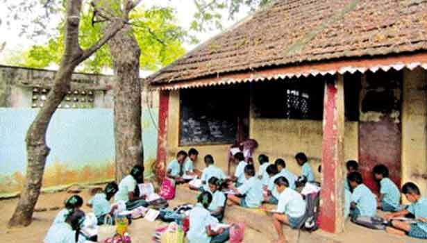 மாணவர்களின் உயிருடன் விளையாடும் அரசு உயர் அதிகாரிகள்! சேதமடைந்த கட்டிடத்தில் மாணவர்களுக்கு வகுப்பு!