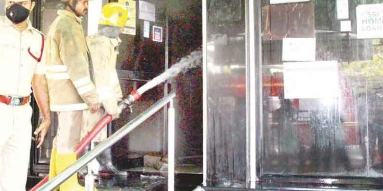 Private Bank ATM Sudden fire accident in the center!.. Firefighters rushed to work due to explosion!...