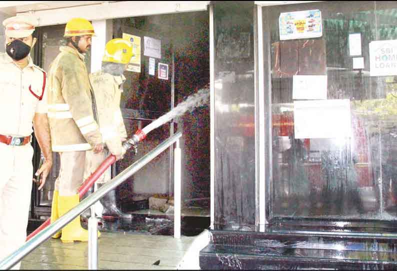 தனியார் வங்கியின் ஏ.டி.எம். மையத்தில் திடீர் தீ விபத்து!.. வெடித்து சிதறியதால் விரைந்து செயல்ப்பட்ட தீயணைப்பு வீரர்கள்!…