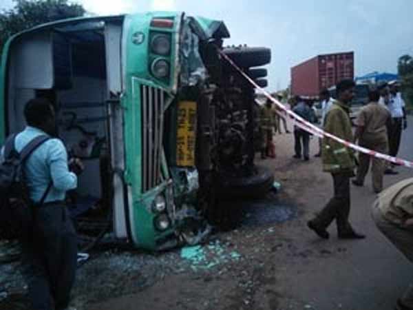 The government bus overturned and the accident happened!..the condition of the passengers traveling in the bus?