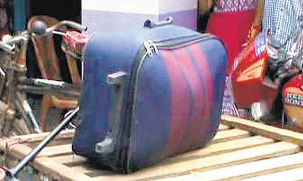 தெருவில் கிடந்த பையை சுற்றி எறும்பும் நாய்களும்!…திறந்து பார்த்தால்?..அதிர்ந்து போன போலீசார்கள்..