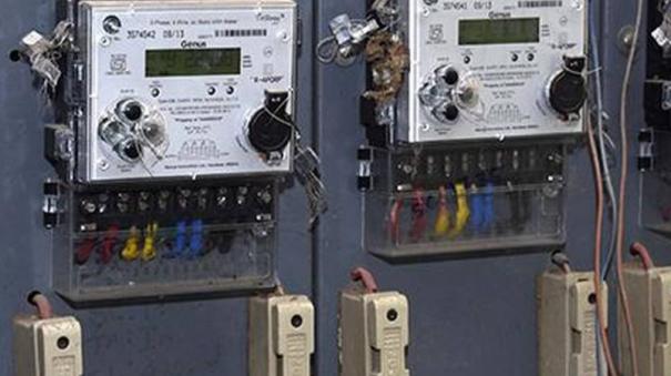 மின்மீட்டரை பௌலிங் போட்ட மின்வாரிய ஊழியர்!..நொடியில் சஸ்பென்ட்!..