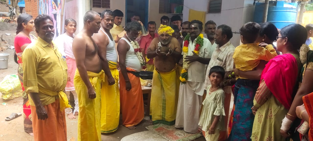 ஆடிப்பெருக்கை முன்னிட்டு  பிடிக்காசு பணம்வழங்கிய அருள் வாக்கு சித்தர்! மகிழ்ச்சியில் மக்கள்!