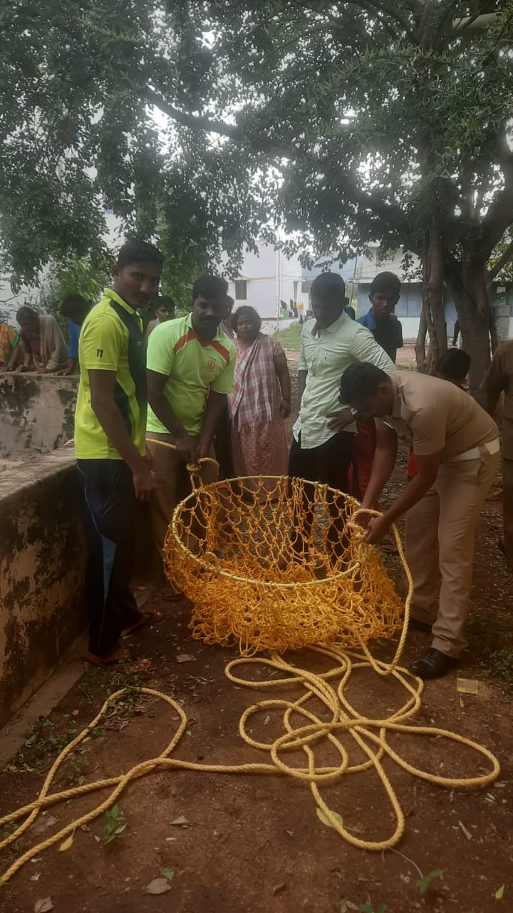  கிணற்றில் விழுந்த  தெருநாய்! அதிரடியாக ஆக்ஷனில் இறங்கிய தீயணைப்புத் துறையினர்! 