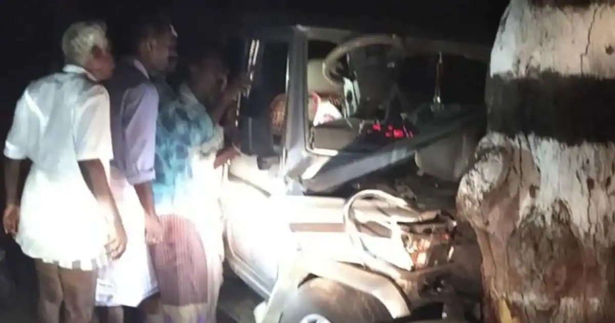 புளிய மரத்தில் மோதிய வேன் !..ஒருவர் சம்பவ இடத்தில் பலி..மற்றொருவர் நிலைமை கவலைக்கிடம்?..