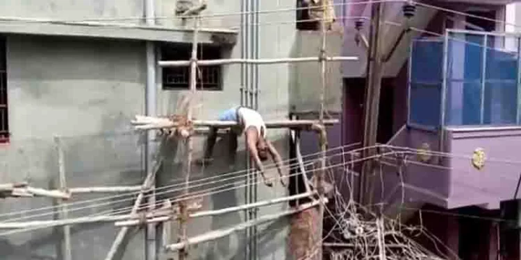 The incident that took place in Namakkal district! The worker fell from the top of the building!