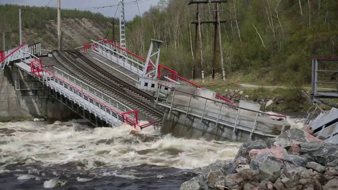நொடியில் ரயில்வே பாலம் உடைந்து  தண்ணீரில் அடித்து செல்லப்பட்ட பகீர் சம்பவம் !..