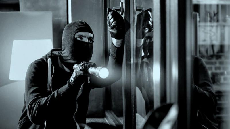 தாசில்தார் வீட்டில் கை வரிசை காட்டிய கொள்ளை கும்பல்!..அதிகாரி வீட்டிலேயே இப்படியா?… 