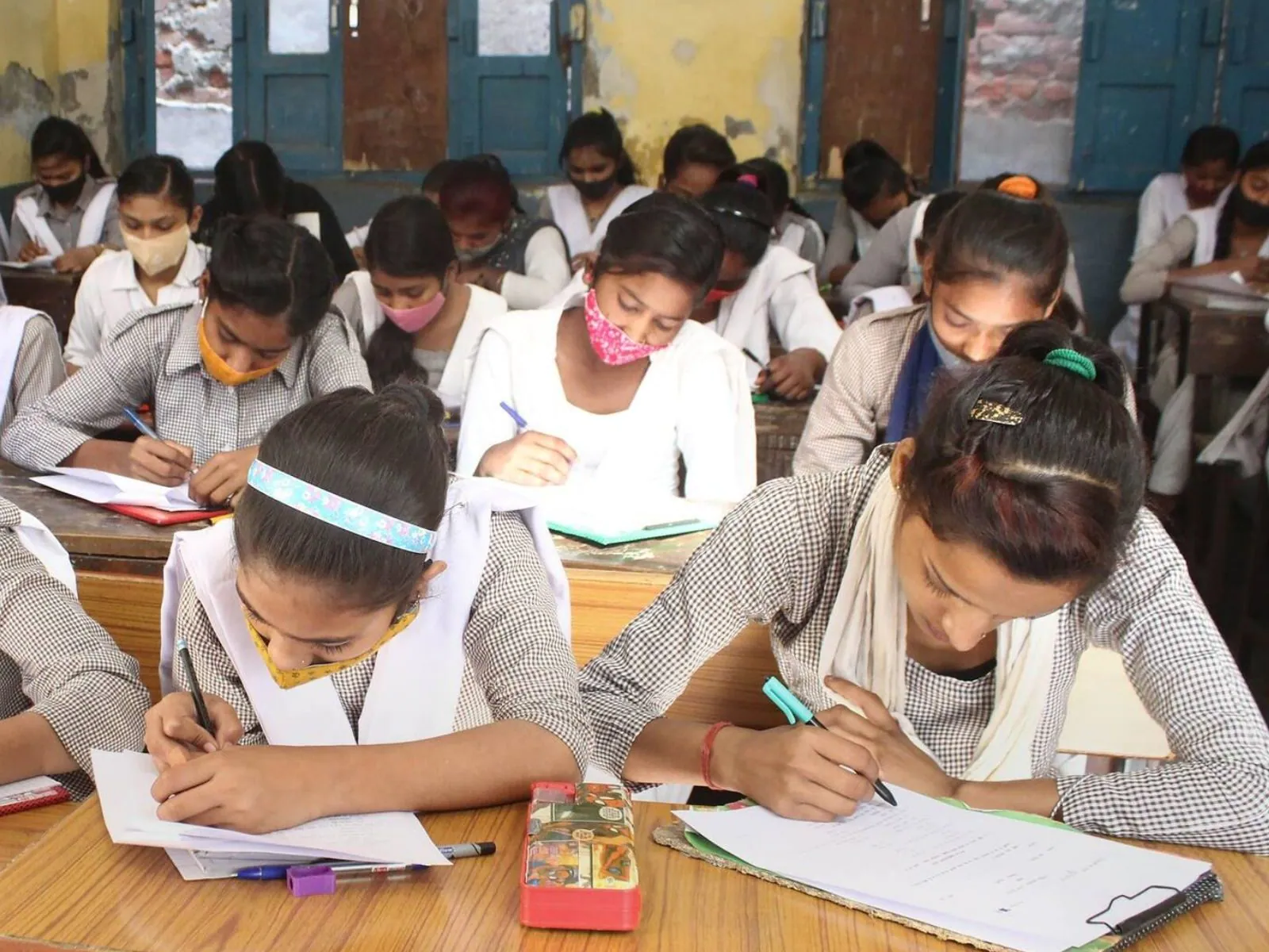 பள்ளி ஆசிரிகர்கள் ,மாணவர்கள் தமிழில் கையெழுத்து எழுத வேண்டும் ! தமிழக அரசு உத்தரவு !