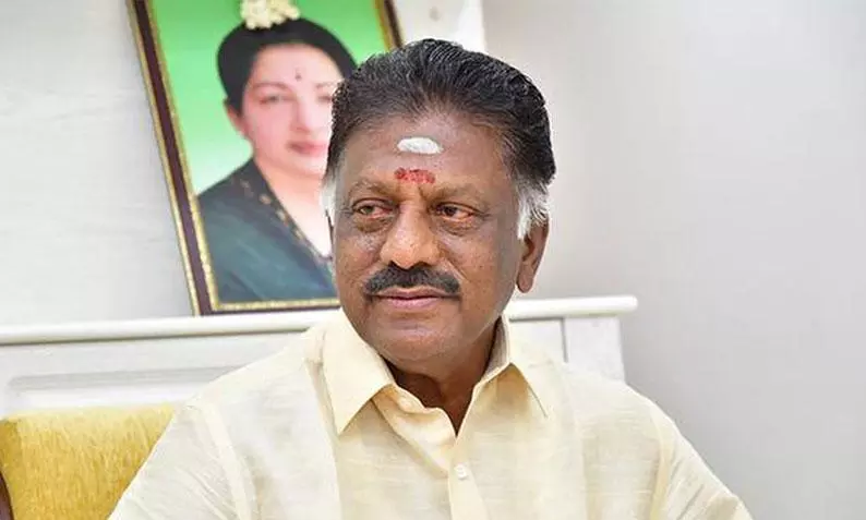 பன்னீர்செல்வத்தை சந்தித்த ஒன்றியச் செயலாளர்! சால்வை அணிவித்து மரியாதை!