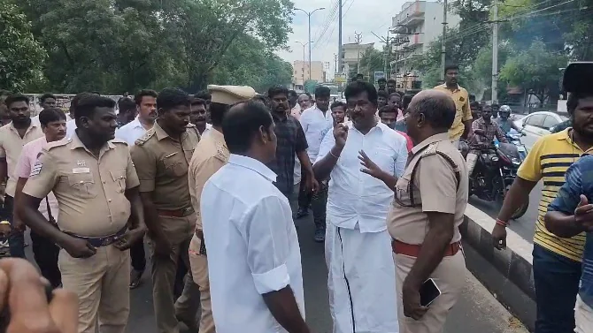 பேனருக்கெல்லாம் சண்டை போட்டால் எப்படி? திமுக-பாஜக செய்யும் ரகளை!! போலீசாரிடம் வாக்குவாதம்?