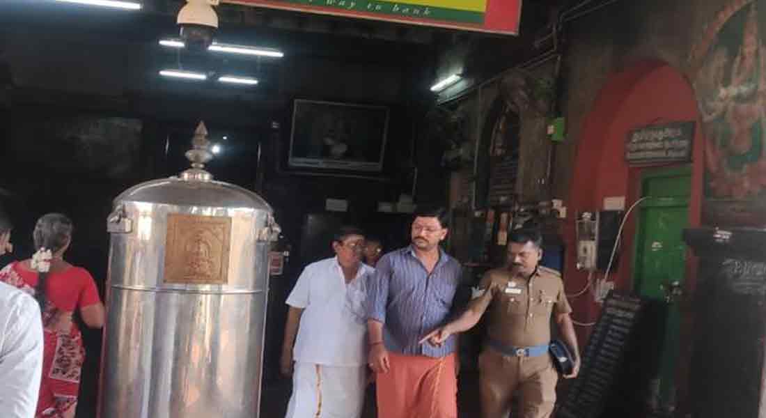 சாமிகிட்ட உத்தரவு வாங்கி உண்டியலை ஆட்டைய போட்ட ஆசாமி! வைரலாகும் சிசிடிவி வீடியோ!