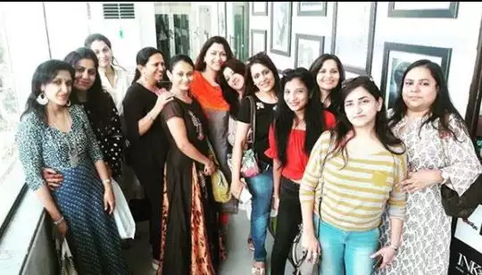 உற்சாகமாக துள்ளி குதித்த நடிகை குஷ்பு?.. பழைய நண்பர்களை சந்தித்த அழகான தருணம்!..