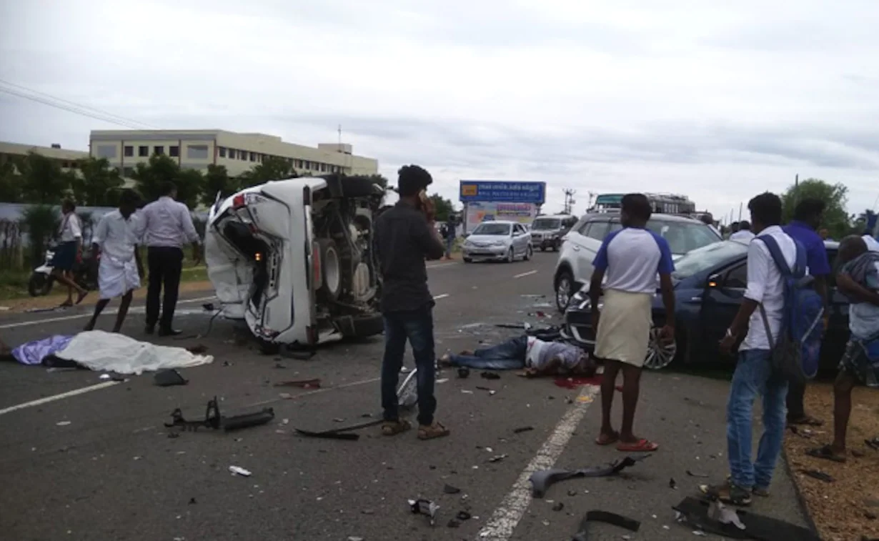 சென்னையில் ரூட் போர்டு விழுந்து விபத்து!.அடுத்தடுத்து வாகனங்களில்  மோதியதில் ஒருவர் உயிரிழப்பு! ..மற்றொருவர் நிலைமை கவலைக்கிடம்?..