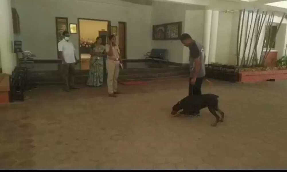 பொன்னேரி அருகே தனியார் பள்ளிக்கு வெடிகுண்டு மிரட்டல்