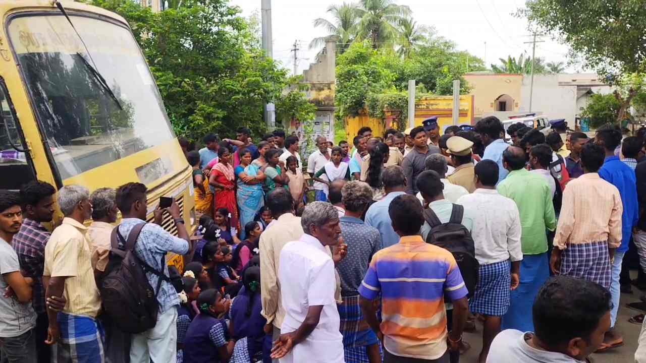 அரசு பேருந்து ஓட்டுநரின் அத்துமீறல் செயல்! பள்ளிக்குச்  செல்ல மறுத்த மாணவிகள்!