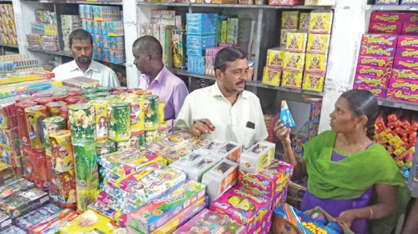 சில்லறை பட்டாசு  வியாபாரிகள் கவனத்திற்கு! இது கட்டாயம்! மாவட்ட ஆட்சியர் வெளியிட்ட அறவிப்பு!