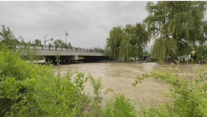 சீறிபாய்ந்து வரும்  வெள்ளத்தில் பத்துமாத குழந்தையை தரையில் விட்டு தண்ணீரில் குதித்த இளம்பெண்?