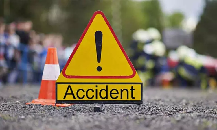 a-government-bus-and-a-tata-magic-vehicle-collide-head-on-causing-an-accident-eight-people-admitted-to-the-hospital