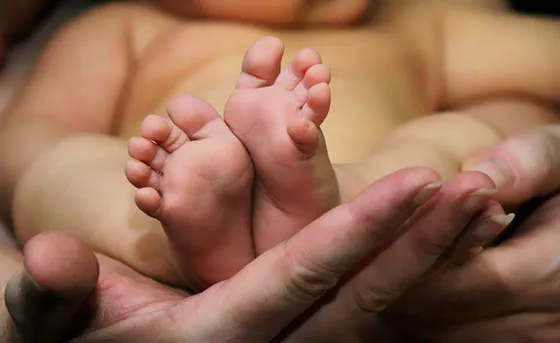 அரசு பள்ளி கழிவறையில் ஈய்க்கள் மொய்க்க சடலமாக கிடந்த பச்சிளம் குழந்தை  10 ஆம் வகுப்பு மாணவன் அப்பாவா?