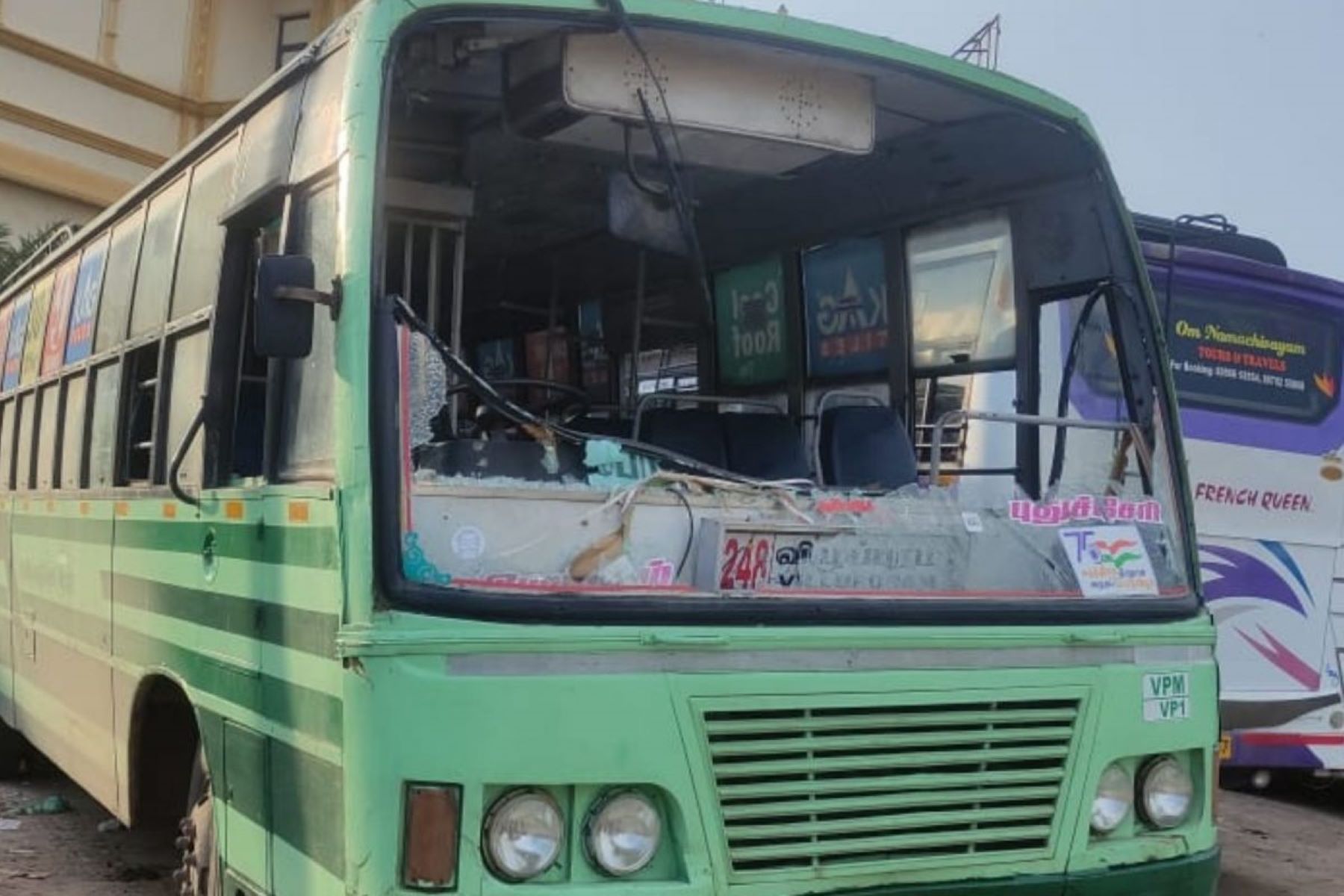 முழு அடைப்பு போராட்டத்தின் எதிரொலி? கல்வீச்சு தமிழகம் மற்றும் புதுவை பேருந்துகள் நிறுத்தம்!