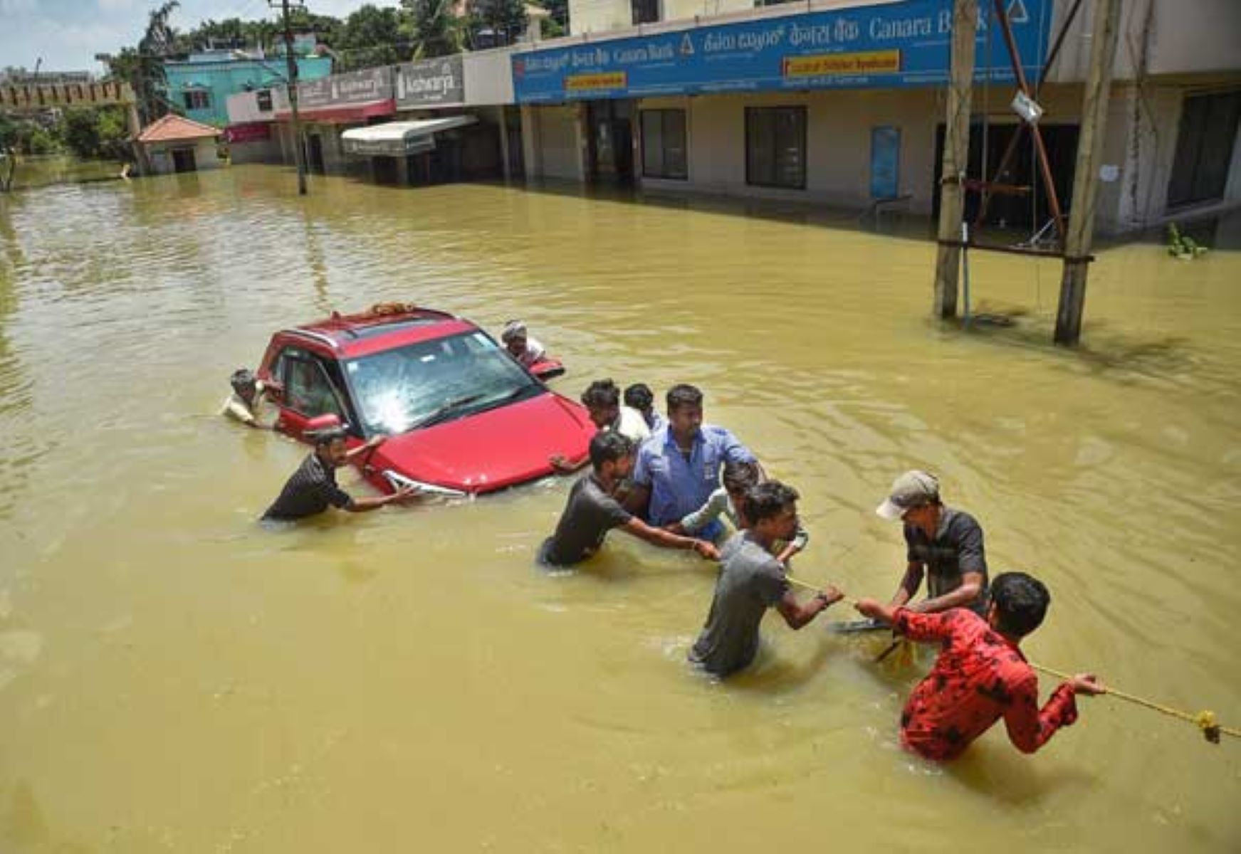 வெள்ளத்தில் மிதக்கும் பெங்களூரு! நிலைமை சீரமைக்க 300 கோடி ரூபாய் ஒதுக்கீடு செய்த மாநில அரசு!