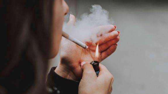 தம் அடித்த அரசு பள்ளி மாணவிகள்!அதனை கண்ட  சிறுமிக்கு ஏற்பட்ட விபரீதம்!