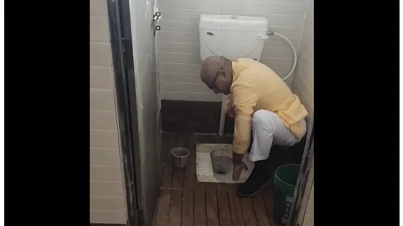 திடீரென்று பெண்கள் கழிவறைக்குள் சென்ற பாஜக எம்பி! அவர் செய்த காரியத்தை பார்த்து அதிர்ந்த மாணவிகள்! வைரலாகும் வீடியோ!