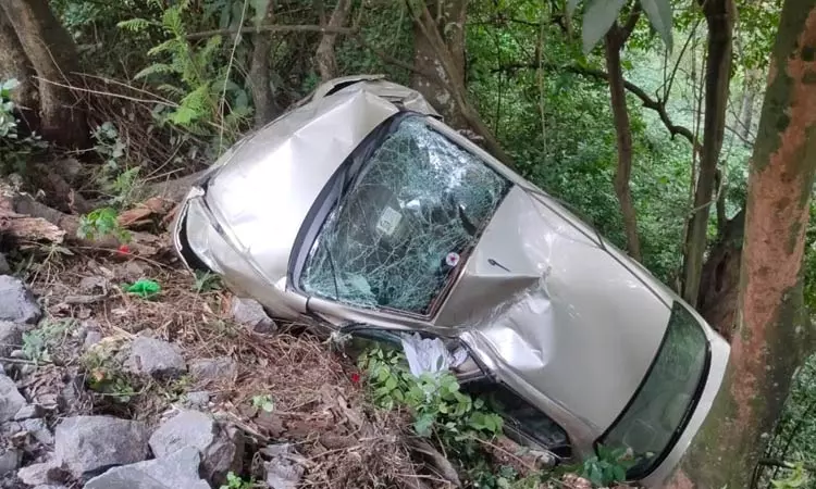 தலைகீழாக பள்ளத்தில் கவிழ்ந்த கார்! ஓட்டுநர் பலி பரபரப்பு சம்பவம்!