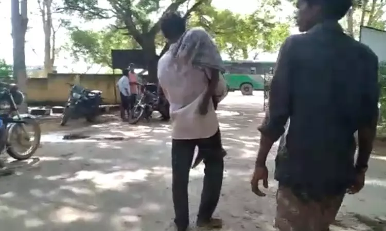 ஆபத்துக்கு உதவ மறுத்து 108 ஆம்புலன்ஸ்!! மகனின் சடலத்தை வீடு வரை தோளில் சுமந்த தந்தை!