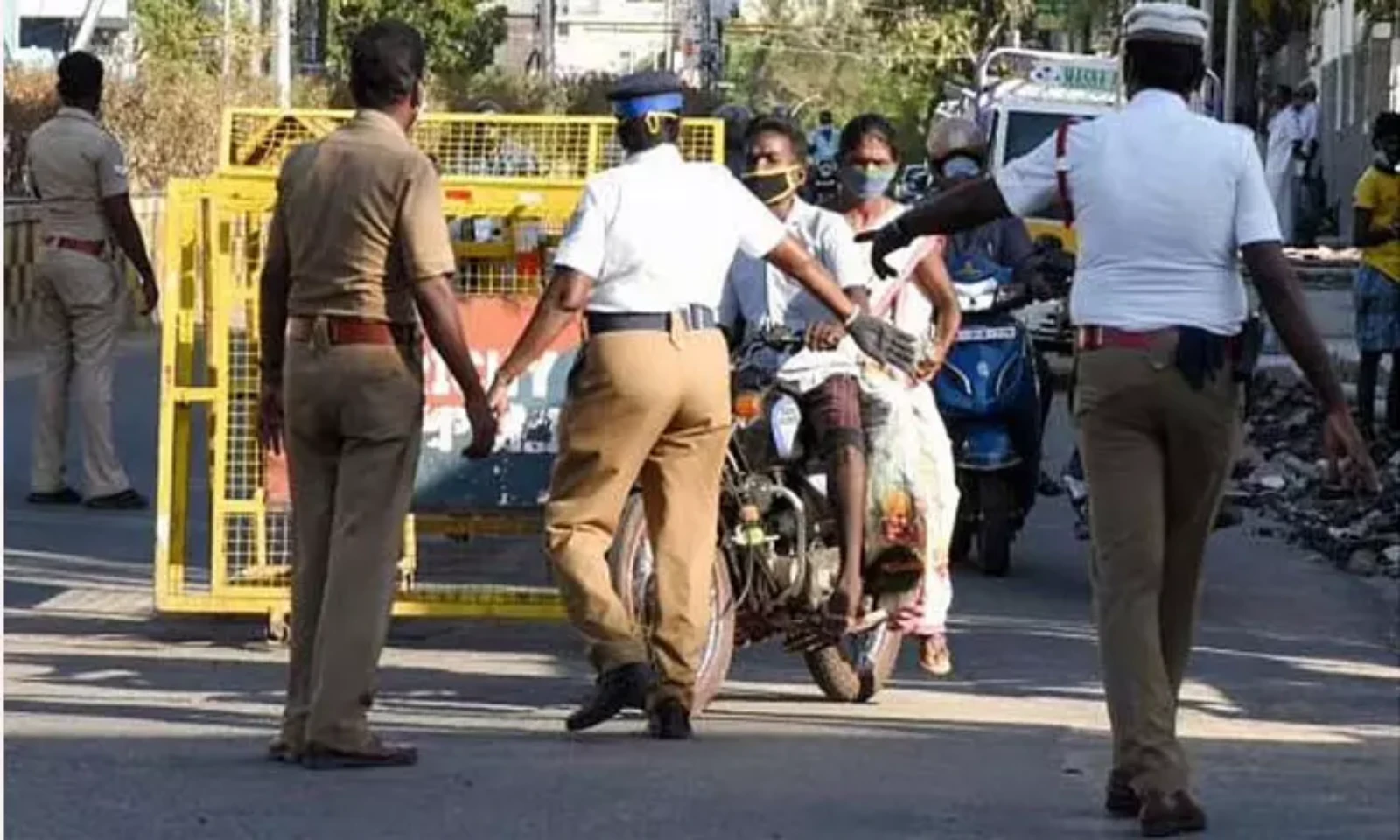 சேலம் மற்றும் நாமக்கல் மாவட்ட மக்களுக்கு எச்சரிக்கை: இதை மறந்தால் ரூ1000 அபராதம்! அதிரடி வேட்டையில் இறங்கிய காவல்துறையினர்!