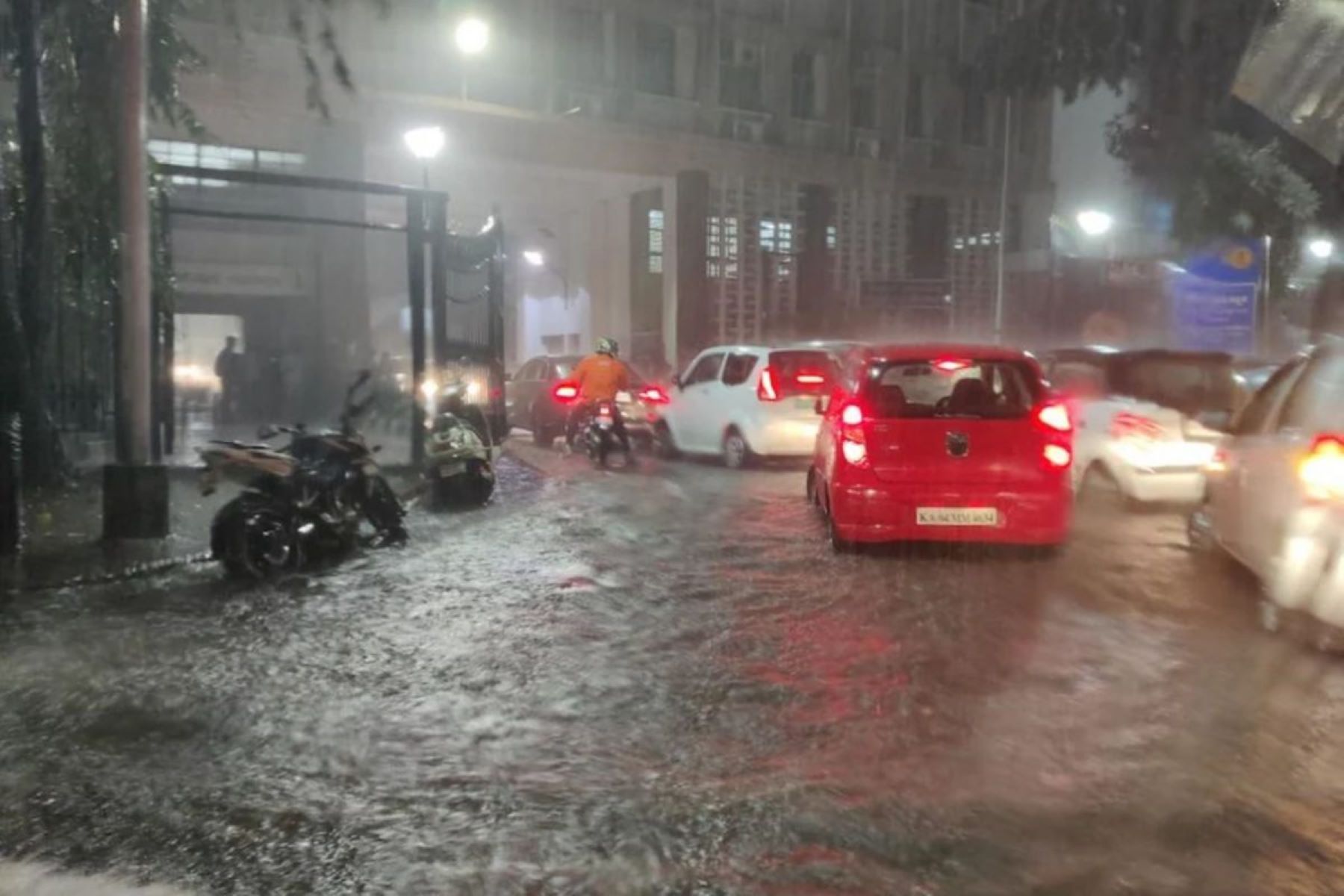 விடிய விடிய கொட்டி தீர்த்த கனமழை! வெள்ளத்தில் மிதக்கும் பெங்களூரு நகரம்!