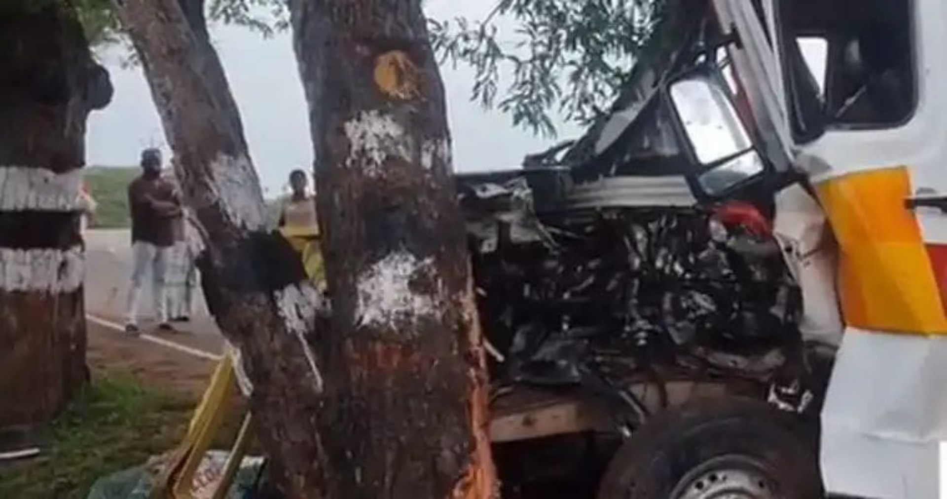 ஆம்புலன்ஸ் கோர விபத்து:  கர்ப்பிணி பெண் மற்றும் தாய் பலி! 3 பேர் படுகாயம்!