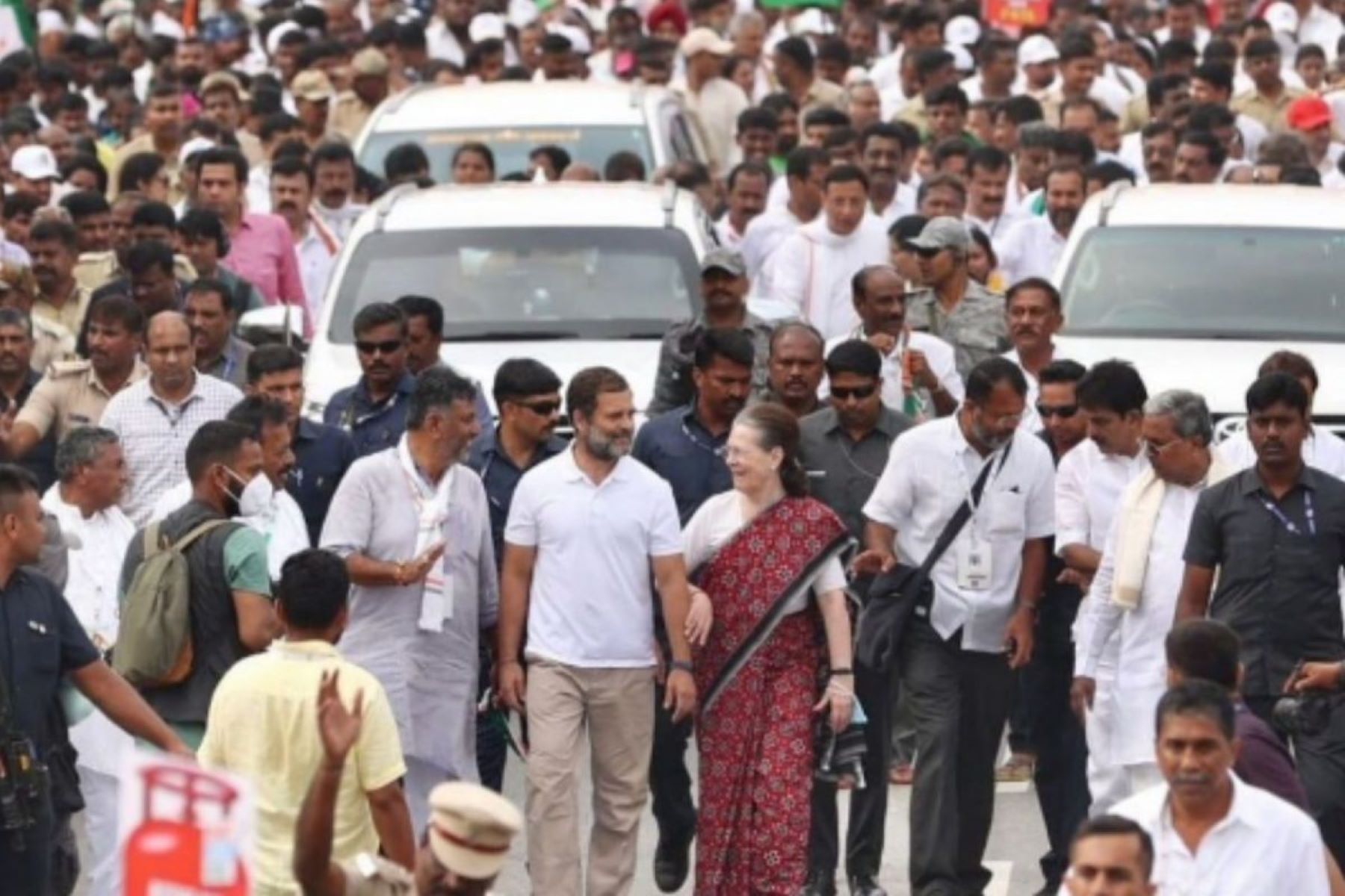 காங்கிரஸ் கட்சியின் இந்திய ஒற்றுமை யாத்திரையில் பங்கேற்ற சோனியாக காந்திக்கு  தொண்டர்கள் பூரண கும்ப மரியாதை!