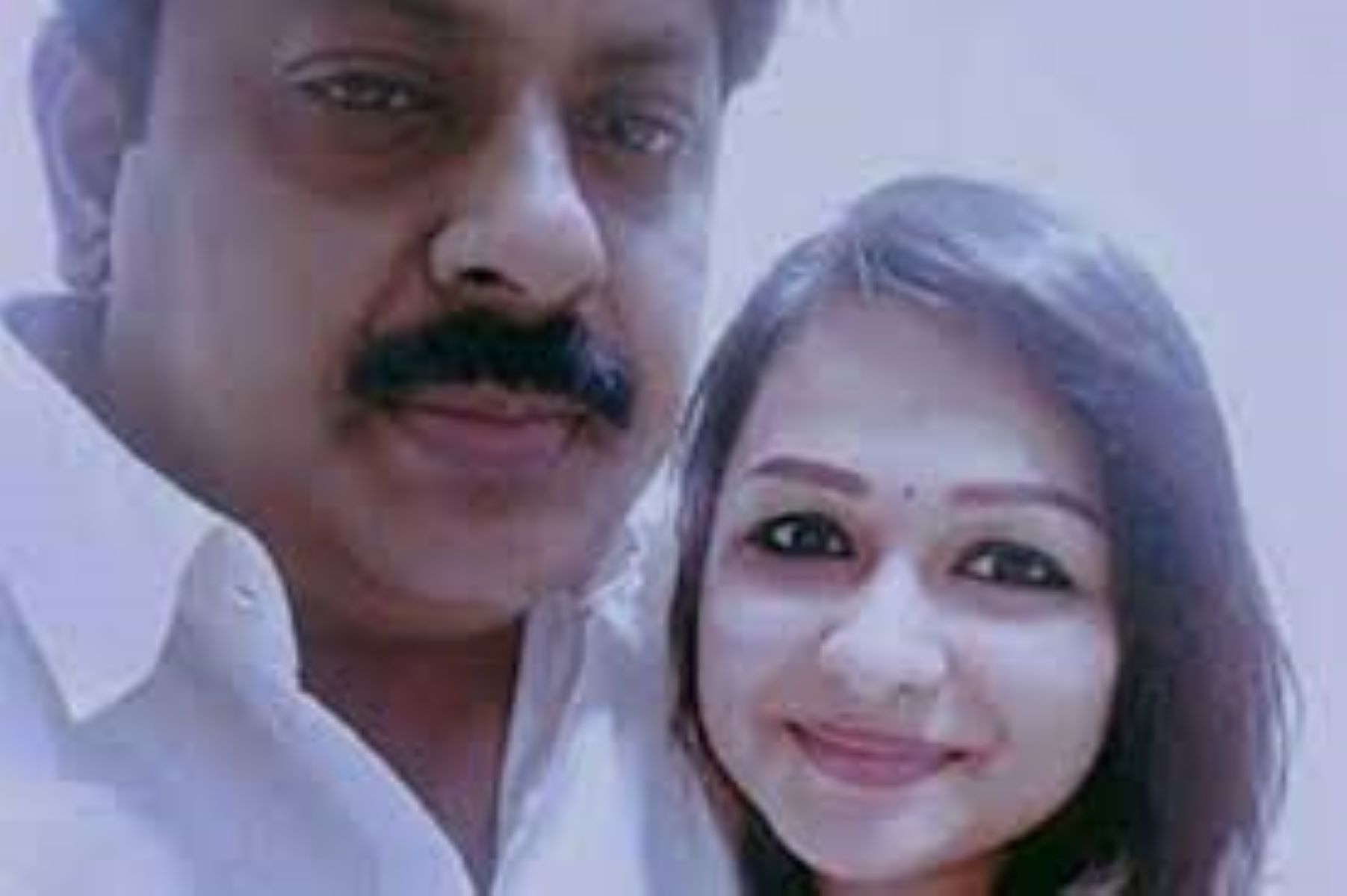 ராமநாதபுரத்தில் பரபரப்பு! முன்னாள் அமைச்சரின் வீட்டை முற்றுகையிட முயன்ற நடிகை!