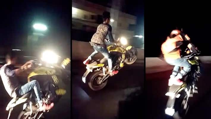 பைக்கில் சாகசம்!! மாணவிகள் முன் கீழே விழுந்து மொக்கை வாங்கிய வாலிபர்!! இணையத்தில் வைரலாகும் வீடியோ!