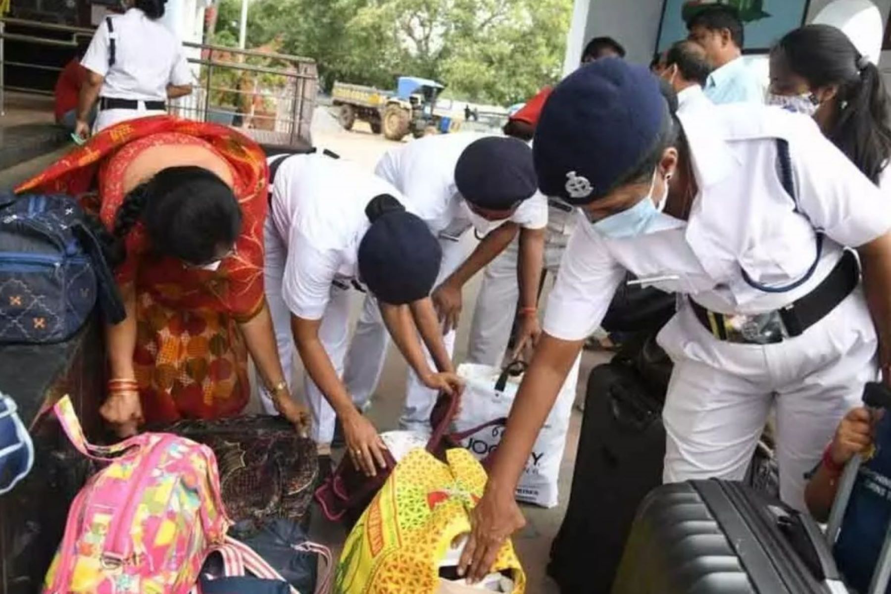 இனி ரயிலில் இதையெல்லாம் எடுத்துச் செல்லக்கூடாது! மீறினால் 3 ஆண்டு சிறை!