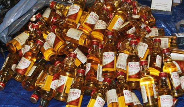 சந்து கடையில் பிளாக்கில் சரக்கு விற்கும் 11 வயது சிறுவன்!! இணையத்தில் வைரலாகும் அதிர்ச்சி வீடியோ!!