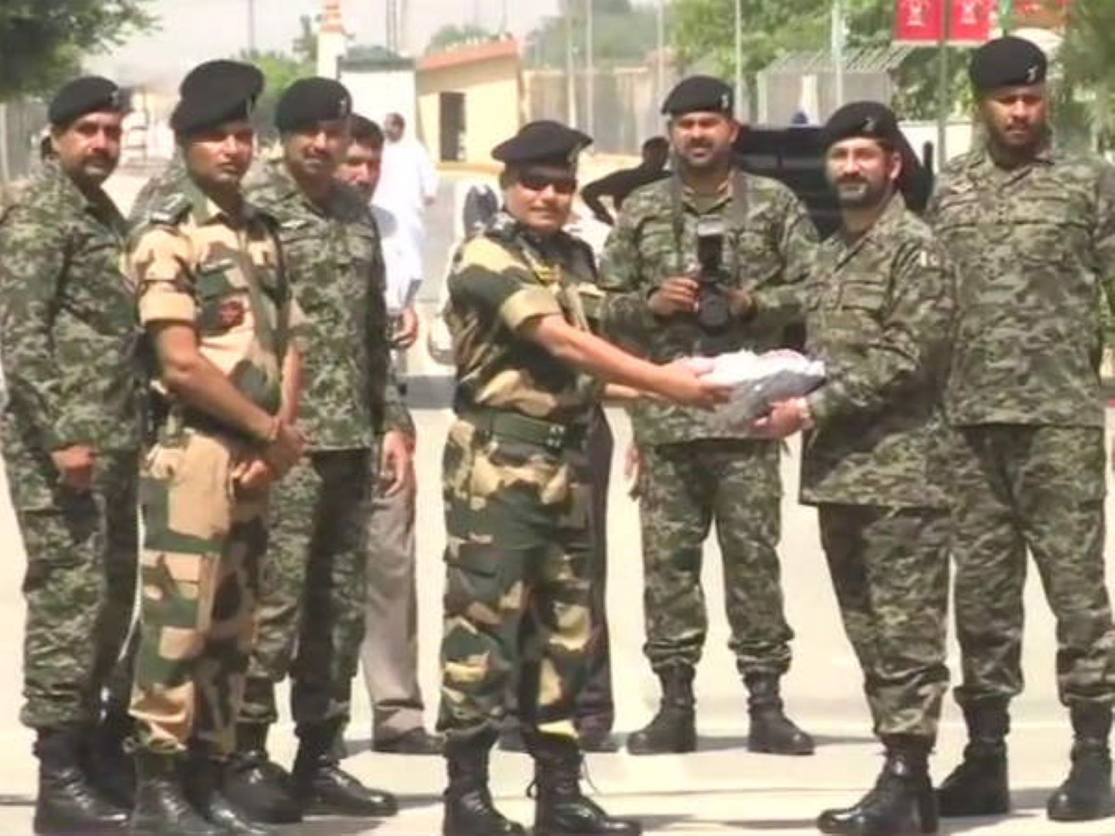 நாடு முழுவதும் தீபாவளி பண்டிகை கோலாகலம்! இனிப்புகளை பரிமாறிக் கொண்ட இந்தியா பாகிஸ்தான் ராணுவ வீரர்கள்!