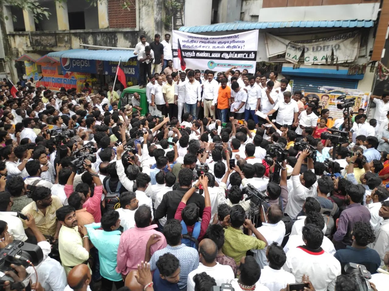 உதயநிதி தலைமையில் கண்டன ஆர்ப்பாட்டம்! இந்தி திணிப்பு கூடாது?