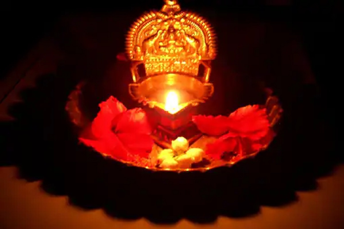 இந்த நாட்களில் கட்டாயம் விளக்கு ஏற்றக்கூடாது!! மீறினால் லட்சுமி வீட்டை விட்டு வெளியேறும்!!