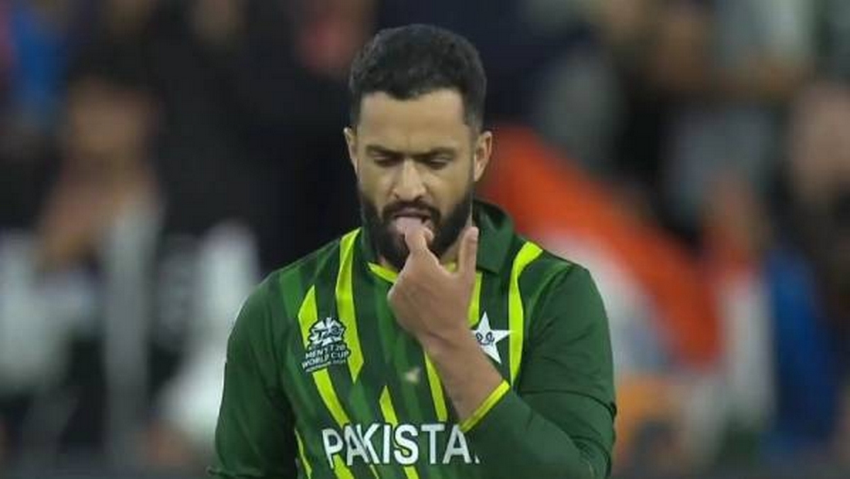 விதிகளை மீறி பந்தில் எச்சிலைத் தடவிய பாகிஸ்தான் வீரர்… கிளம்பிய சர்ச்சை!