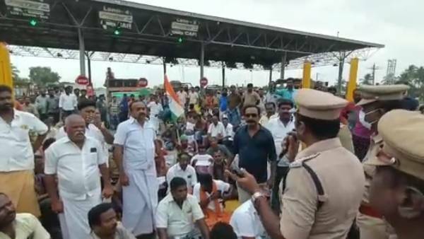 சட்ட கல்லூரி மாணவர்கள் மீது தாக்குதல் நடத்திய சுங்கச்சாவடி ஊழியர்கள்! அத்துமீறல் செயலை எதிர்த்து போராட்டம்!