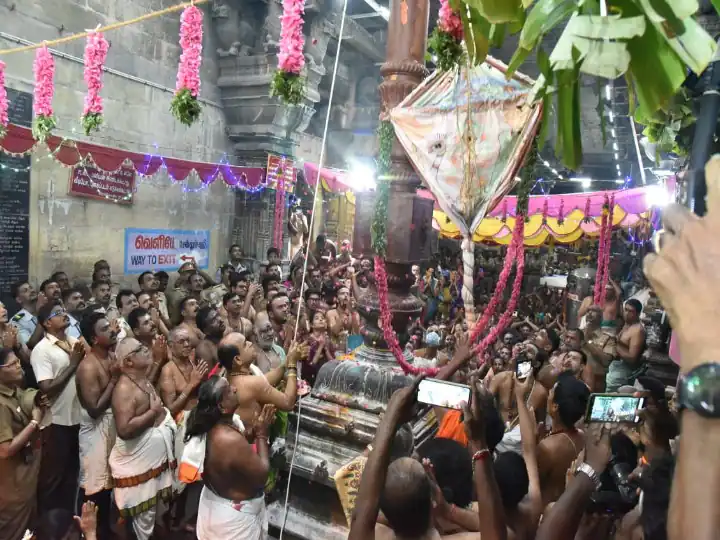 உயர் நீதிமன்றம் வெளியிட்ட அதிரடி உத்தரவு! இனி கோவிலுக்குள் செல்போன் எடுத்து செல்ல அனுமதியில்லை!