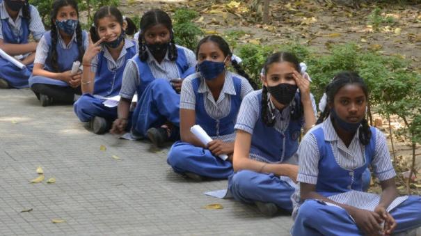 மாணவர்களை தாக்கும் தொற்று.. மாற்றம் செய்யப்பட்ட பள்ளி சீருடை! மாநில அரசின் திடீர் உத்தரவு!