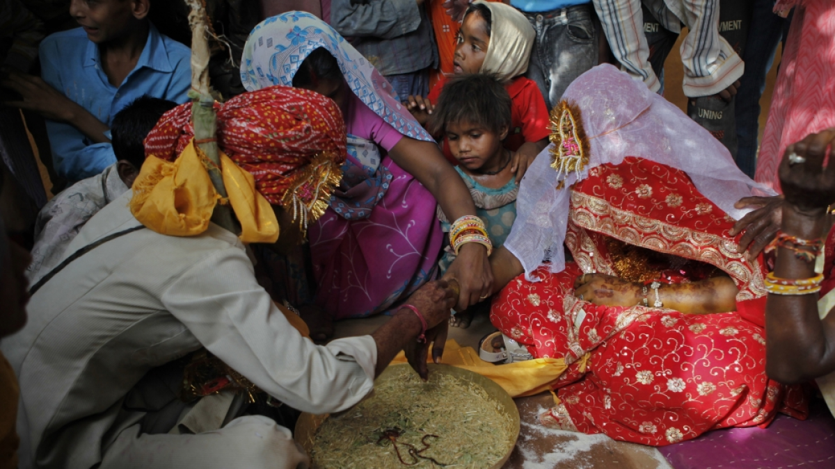 மனைவியை பேரம் பேசி விற்ற கணவர்! அதிர்ச்சியில் உறைந்த புதுமணப்பெண்!